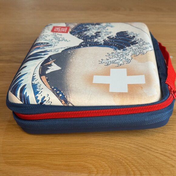 BAND-AID x THE MET Travel Case, Under the Wave Off Kanagawa - Picture 5 of 16